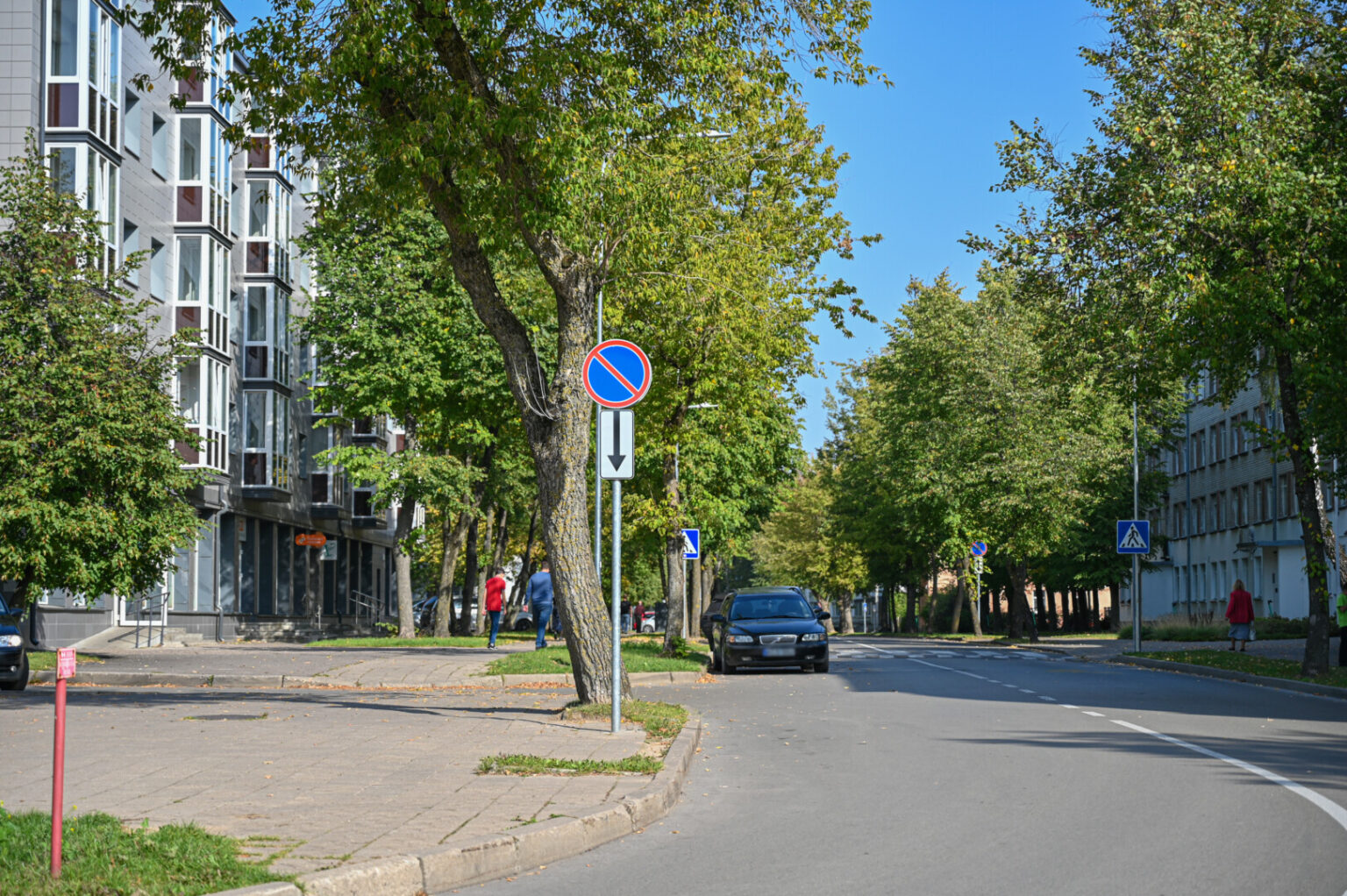 Automobiliais užkištų gatvių gyventojai išganymą mato statyti draudžiamuosius kelio ženklus.