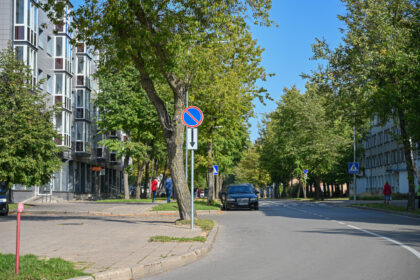 Automobiliais užkištų gatvių gyventojai išganymą mato statyti draudžiamuosius kelio ženklus.