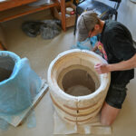 Rokas Janušonis kūryboje dažnai sujungia dvi meno sritis – keramiką ir piešimą. P. ŽIDONIO nuotr.