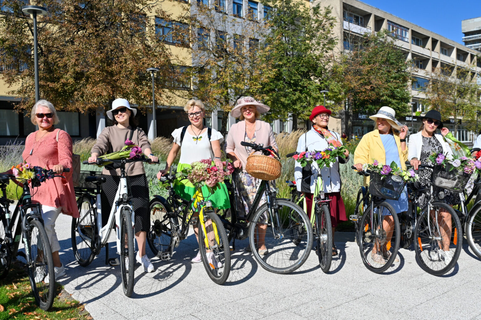 Pasipuošusios moterys su dviračiais susirinko paminėti Europoje jau nuo 2013-ųjų organizuojamos Pasipuošusių moterų važiavimo dviračiais dienos – vieno iš Europos judumo savaitės renginių.