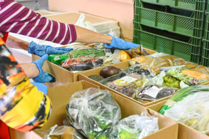 Panevėžyje duris atvėrė maisto atiduotuvė. Kol kas ji skirta tik karo pabėgėliams iš Ukrainos, bet jau metų pabaigoje čia produktų nemokamai galės išsirinkti ir į bėdą patekę miesto ir rajono gyventojai, dabar paramą maistu gaunantys pagal savivaldybių rekomendacijas.