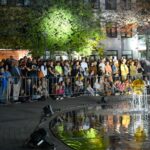 Švenčiantį Panevėžį apgaubus sutemoms, penktadienio vakarą Laisvės aikštę nušvietė šviesų, muzikos, šokio ir stiklo meno sintezė – performansas „Virsmas“.