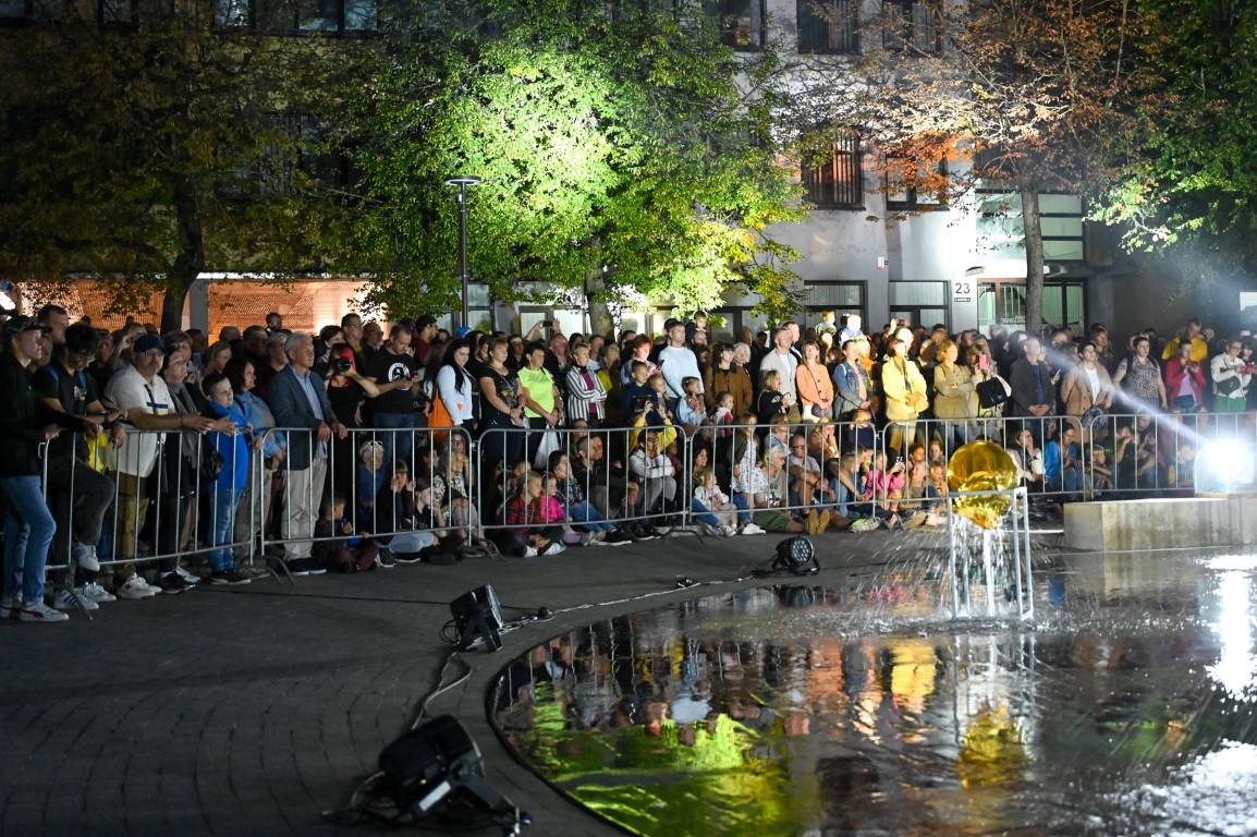 Švenčiantį Panevėžį apgaubus sutemoms, penktadienio vakarą Laisvės aikštę nušvietė šviesų, muzikos, šokio ir stiklo meno sintezė – performansas „Virsmas“.