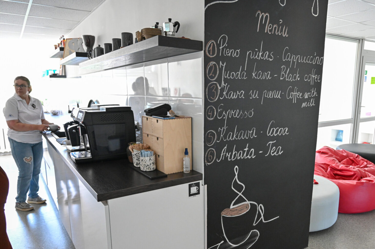 Panevėžyje jau kitąmet duris turėtų atverti nauja kavinė, kurioje darbuosis žmonės, turintys intelekto ar psichikos negalią. Tokia kavinė turėtų socialinių dirbtuvių statusą, kokios viena po kitos steigiamos įvairiuose šalies miestuose. Jose turintys negalią žmonės užsiima pačia įvairiausia veikla – nuo medaus kopinėjimo iki sąsiuvinių gamybos.