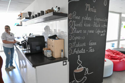 Panevėžyje jau kitąmet duris turėtų atverti nauja kavinė, kurioje darbuosis žmonės, turintys intelekto ar psichikos negalią. Tokia kavinė turėtų socialinių dirbtuvių statusą, kokios viena po kitos steigiamos įvairiuose šalies miestuose. Jose turintys negalią žmonės užsiima pačia įvairiausia veikla – nuo medaus kopinėjimo iki sąsiuvinių gamybos.