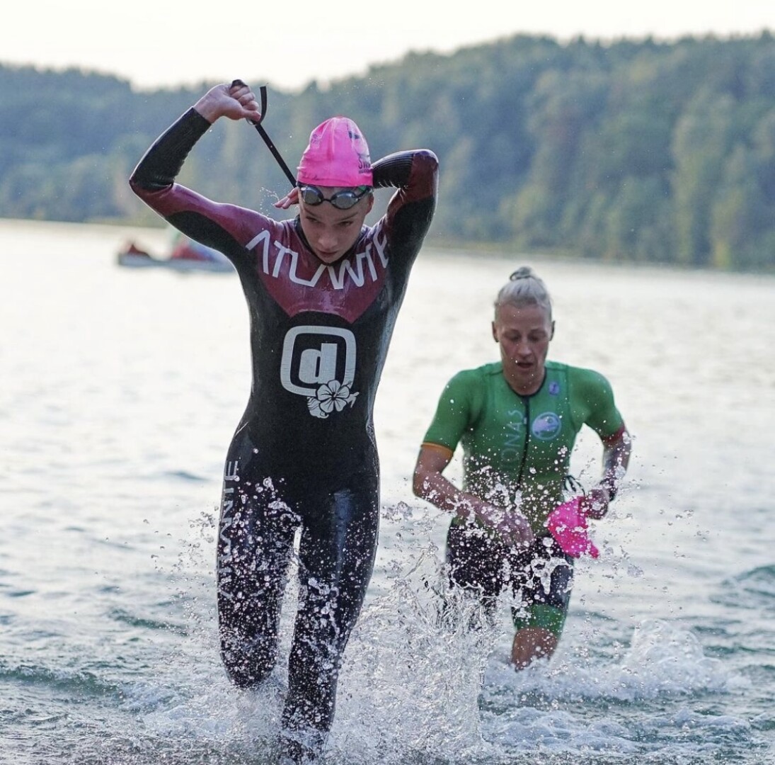 „Tiek plaukdama, tiek bėgdama, tiek mindama dviratį fiziškai pavargstu, bet protiškai pailsiu ir galiu iškart kibti į darbus ar į studijas“, – tikina Unė. ASMENINIO ARCHYVO nuotr.