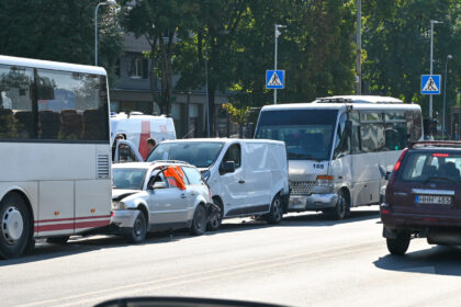 Pirmadienį tuoj po vidurdienio J. Basanavičiaus gatvės pradžioje, netoli Smėlynės gatvės tilto susidūrė net du lengvieji automobiliai ir du autobusai.