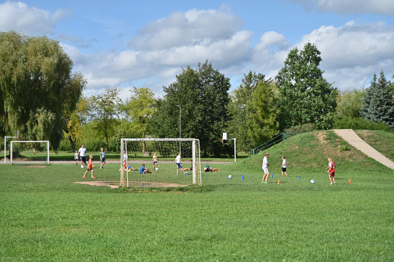 Šioje vietoje suplanavus modernų sporto aikštyną paaiškėjo, kad jis užimtų ir dalį Svajonių gatvės. G. KARTANO nuotr.