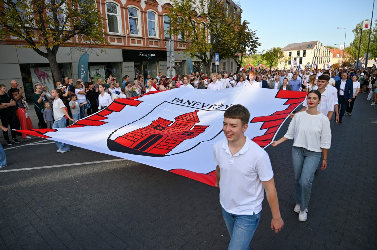 520-ąjį Panevėžio gimtadienį vainikavo jau tradicija tapusi šventinė eisena, kurią šiemet papuošė rekordinis skaičius išradingais instrumentais nešinų, su kaukėmis, muzikuojančių ir šventiškai nusiteikusių dalyvių. Aukštaitijos sostinės žmonės dar kartą įrodė – „Panevėžys skamba gerai!”