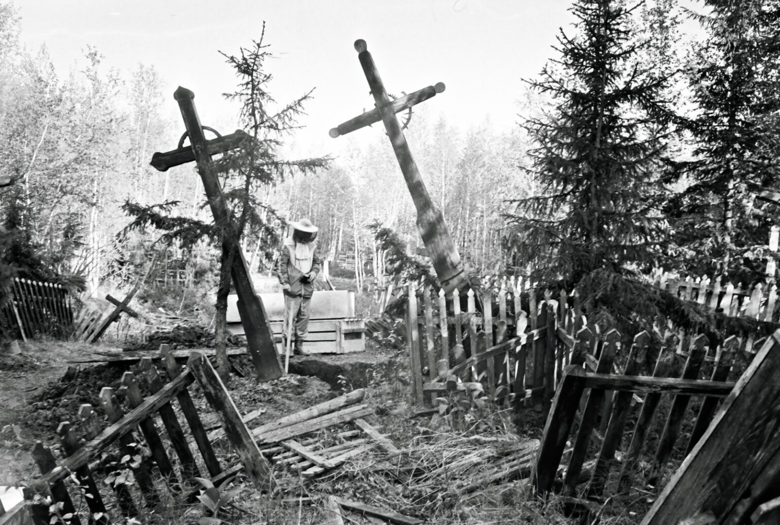 Sibiro ir Kazachstano platybėse amžinojo poilsio atgulė tūkstančiai represuotų lietuvių. Dalies jų kapai bėgant dešimtmečiams išnyko ar buvo sunaikinti, kiti atsidūrė bendrose kapavietėse. Tačiau kuriuos galėjo, lietuviai – tarp jų ir panevėžiečiai – artimųjų palaikus susigrąžino. Ir padarė tą Lietuvai dar tebesant Sovietų Sąjungoje.