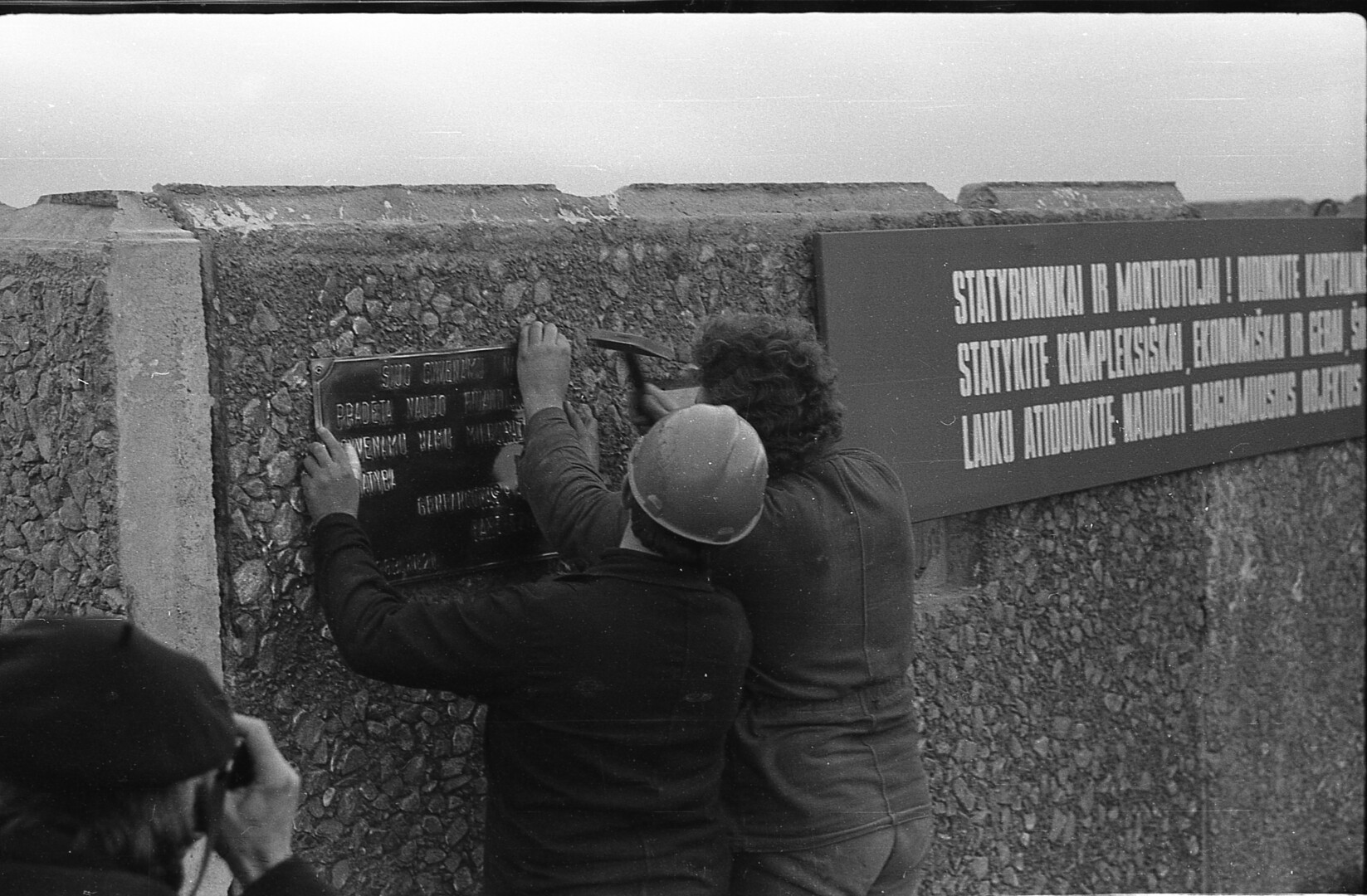 1983 metų lapkričio 21-oji. Šia lentele ant tuomet tik pradėto statyti Žvaigždžių gatvės daugiabučio duota pradžia visiškai naujam mikrorajonui. J. PŪKIO nuotr.