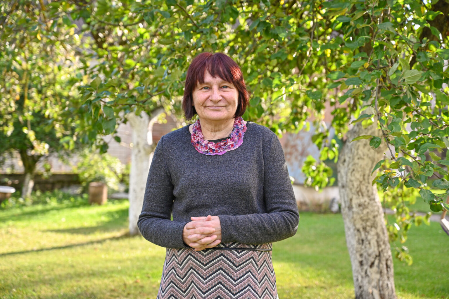 Bronės Kanoverskytės segėmis bei vėriniais galėtų puoštis scenos žvaigždės, prezidentienės ar karalienės. Tačiau išradingo dizaino akį traukiančiais papuošalais – tais, kurie neiškeliauja į užsienį, – puoštis dažniausiai išdrįsta tik pati kūrėja, taip papildanti savo esybę.