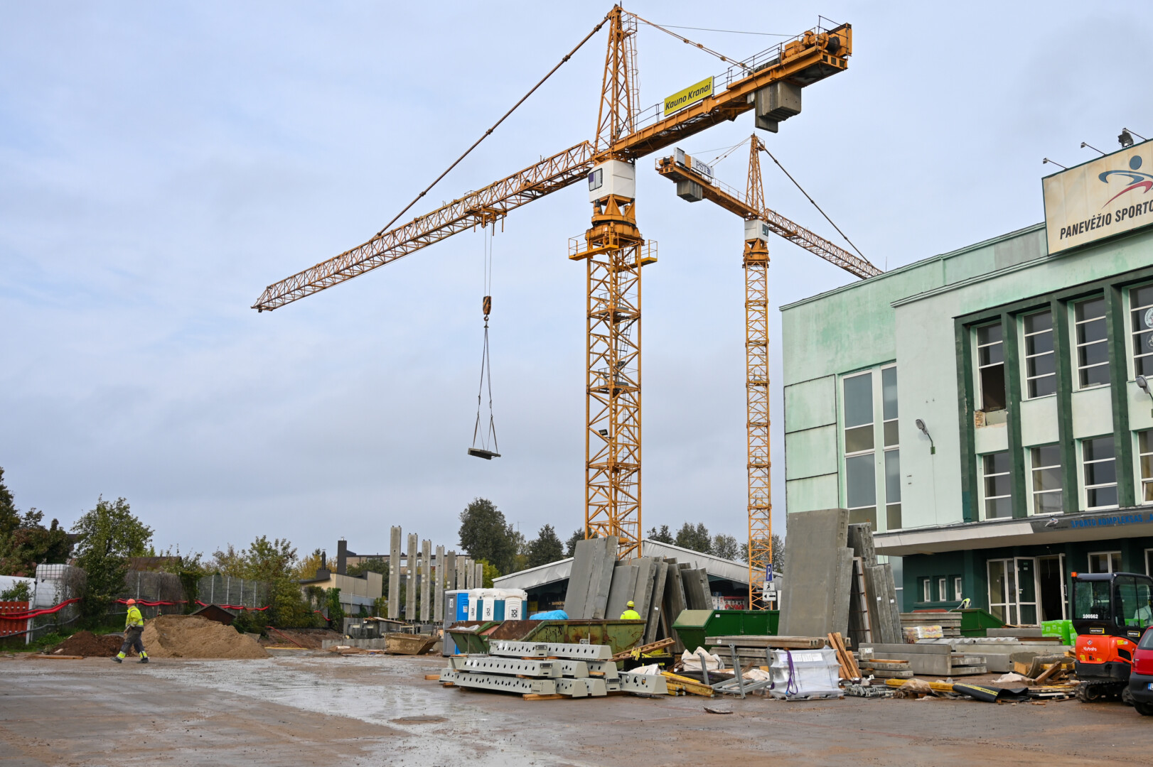 Statybininkams skirta užduotis pastatyti naują baseiną ir atnaujinti šiuo metu uždarytą, lankytojus priimdavusį nuo 1965 metų. P. ŽIDONIO nuotr.