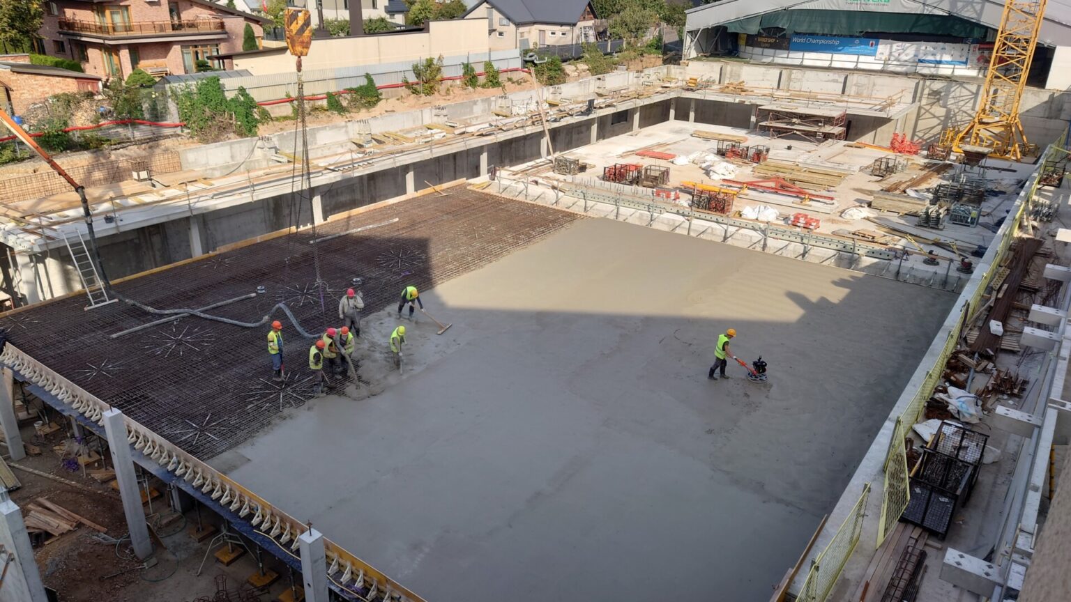 Bemaž prieš metus pradėtos olimpinius standartus atitiksiančio baseino statybos Panevėžyje vyksta numatytu ritmu, tačiau per 35 planuotus mėnesius jo baigti nepavyks. Taip tvirtina darbus prižiūrintys specialistai. Vėluosiančių įkurtuvių priežastis netgi ne pinigai, o šalia esantis senasis, dabar uždarytas baseinas.