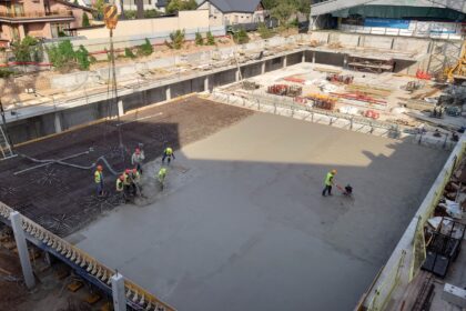 Bemaž prieš metus pradėtos olimpinius standartus atitiksiančio baseino statybos Panevėžyje vyksta numatytu ritmu, tačiau per 35 planuotus mėnesius jo baigti nepavyks. Taip tvirtina darbus prižiūrintys specialistai. Vėluosiančių įkurtuvių priežastis netgi ne pinigai, o šalia esantis senasis, dabar uždarytas baseinas.