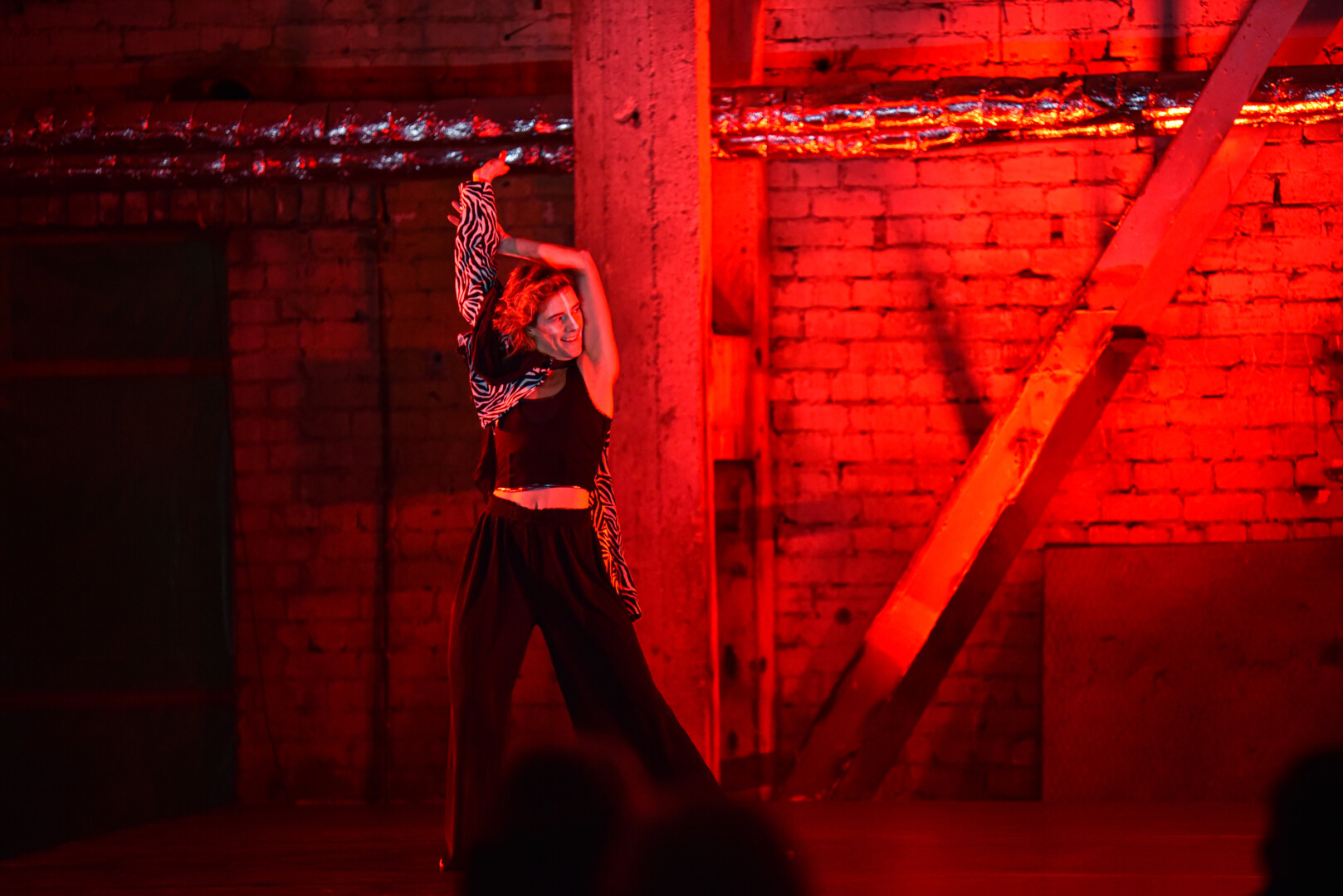 Agnei scena dažnai tampa gatvė ar niūrios industrinės erdvės, o bendravimo su publika kalba – šokis. Judesio performansas įmonės „Panevėžio energija“ buvusios katilinės patalpose. P. Židonio nuotr.