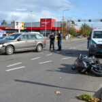 Vienoje didžiausių Panevėžyje Nemuno ir Klaipėdos gatvių sankryžoje susidūrė automobilis ir motociklas. Bendrajam pagalbos centrui trečiadienį, maždaug 13 val. apie avariją pranešė įvykio liudininkai.