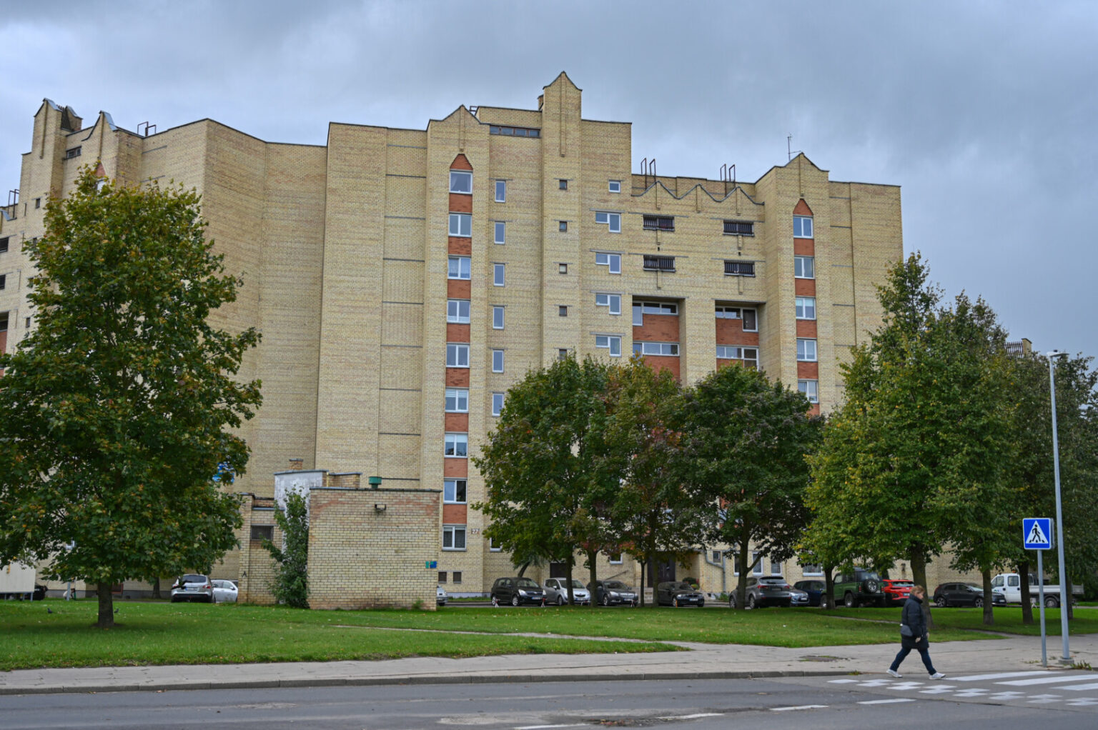 Apie kaimą, davusį vardą Kniaudiškių gatvei, dabar mažai kas žino. Visgi jo pavadinimui lemta gyvuoti. Vos prieš keturias dešimtis metų pakloti pirmojo daugiabučio, žymėjusio Kniaudiškių mikrorajono pradžią, pamatai. Kartu su juo užaugę keturiasdešimtmečiai mena tuos laikus, kai daugiabučių kiemuose stovėdavo tik po du tris automobilius, kai apsipirkti tekdavo važiuoti į miesto centrą, o laidinio telefono įvedimas tapdavo didžiausiu įvykiu.