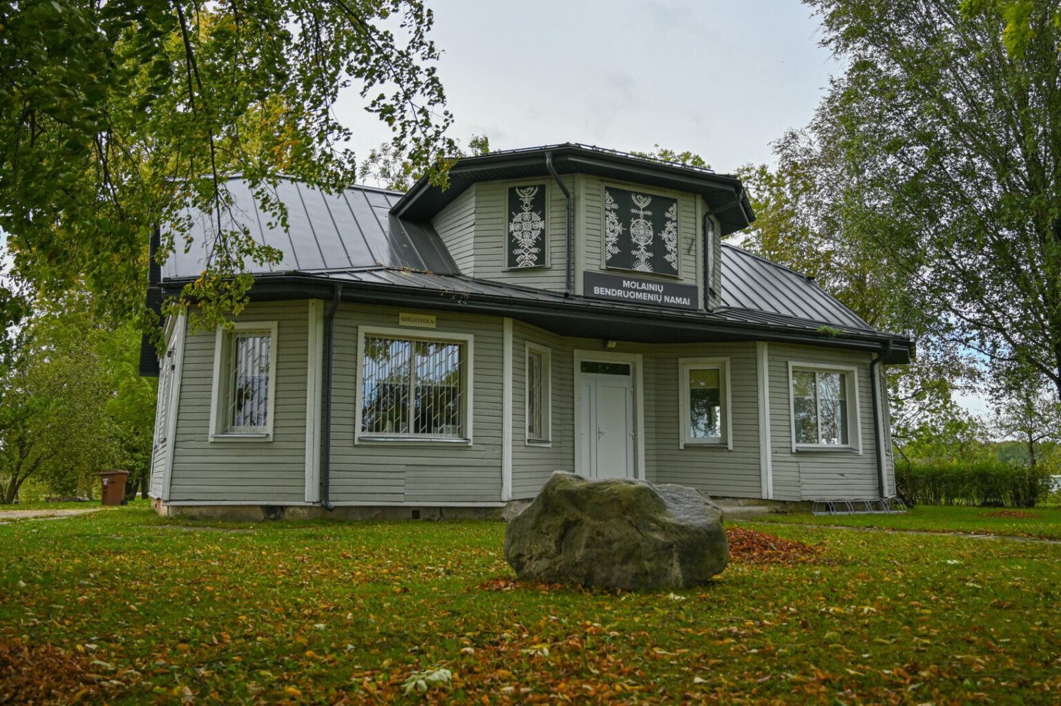 Panevėžio rajono savivaldybė planuoja Molainiuose įsteigti naują vaikų darželį. Sparčiai besiplečiantis kaimas jo nekantriai laukia. Net viskam sklandžiai klostantis ugdymo įstaiga duris atvertų galbūt tik 2025 metų pabaigoje.