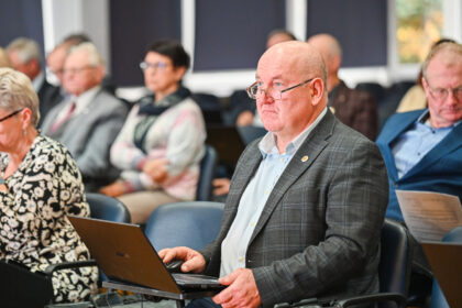 Į kariaujančią Ukrainą paramą vežiojančiam ir šįkart Panevėžio rajono Savivaldybės komandiruotam Tarybos nariui, Lietuvos valstiečių ir žaliųjų sąjungos atstovui Algimantui Birbilui palinkėta nebegrįžti iš karo zonos.