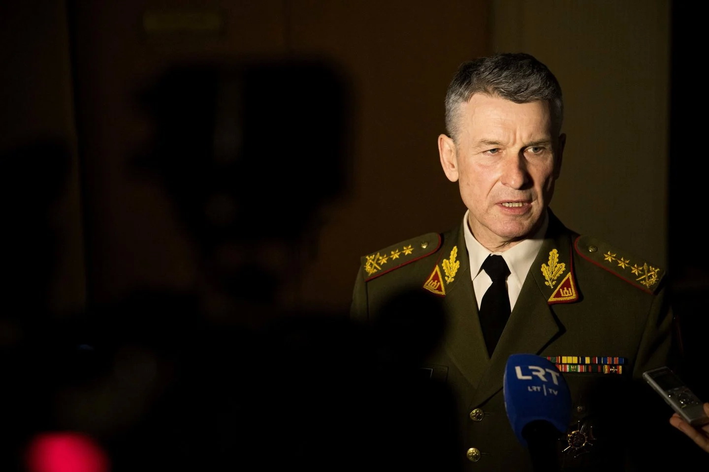 Lietuvos kariuomenės vadas, generolas Valdemaras Rupšys nemano praradęs šalies vadovų pasitikėjimą dėl pastarosiomis savaitėmis paaiškėjusių ir klausimų viešojoje erdvėje sukėlusių kai kurių jo biografijos detalių.