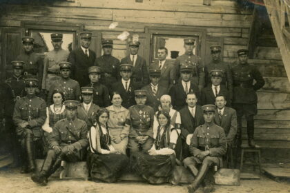 Putvinskiai – sena sulenkėjusi giminė. Vieno jų gyvenimas buvo ypatingas. Ir lenku, ir lietuviu save laikęs Vladas Putvinskis-Pūtvis lietuvių kalbos išmoko jau įkopęs į trečią dešimtį, tačiau Lietuvos labui spėjo nuveikti ypač daug.