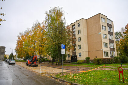 Ankšti ir automobiliais užgrūsti daugiabučių kiemai – viena opiausių senųjų miesto mikrorajonų problema, bet bandymai ieškoti išeities neretai sukiršina kaimynus.