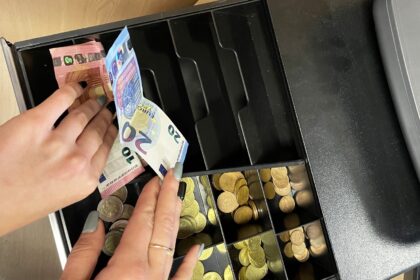 Panevėžyje penktadienį apiplėšta kavinė.