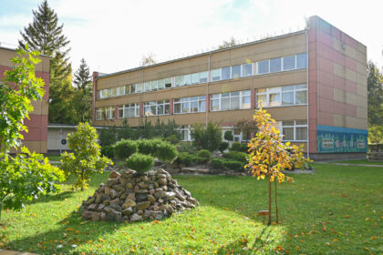 Panevėžio kurčiųjų ir neprigirdinčiųjų mokykloje šiais mokslo metais nelikus nė trijų dešimčių mokinių, pradėti atleidinėti darbuotojai, daliai – mažinamas darbo krūvis.