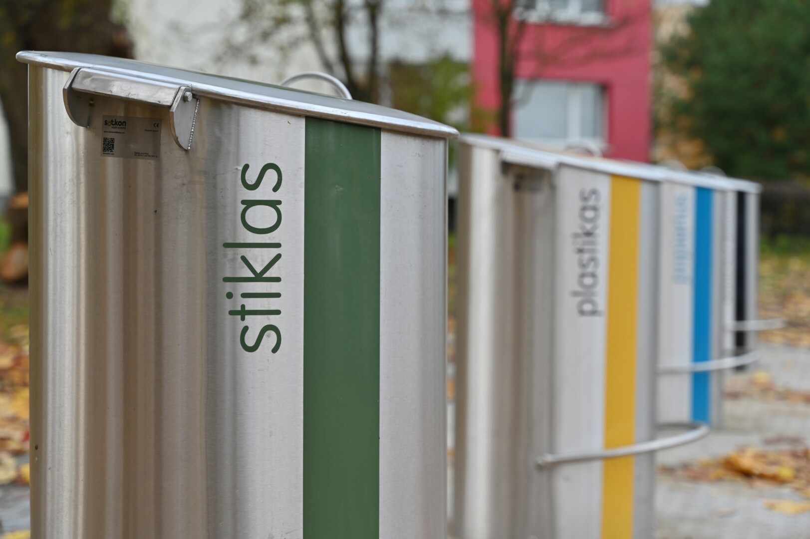 Savivaldybė žada, kad į seniai pastatytus, bet iki šiol neatiduotus naudoti naujus požeminius atliekų konteinerius panevėžiečiai galės pilti šiukšles jau nuo kitų metų pradžios. G. KARTANO nuotr.