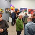 Į Petro Kaupelio parodos „Tarp realybės ir fantazijos“ Fotografijos galerijoje atidarymą trečiadienio vakarą susirinkęs gausus būrys šio menininko kūrybos gerbėjų ilgai nesitraukė nuo akiai neįprastų, išskirtinių fotografijų. G. KARTANO nuotr.