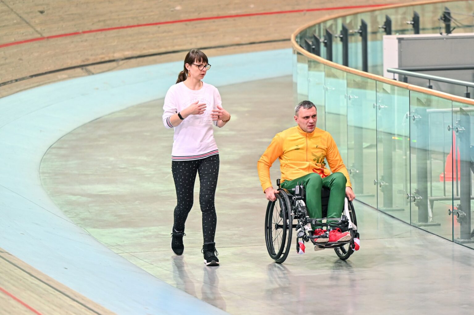 Zarasietis Marius Montikas balansuodamas ant dviejų neįgaliojo vežimėlio ratų per beveik 6 val. nuvažiavo 24 km 31 m atstumą.