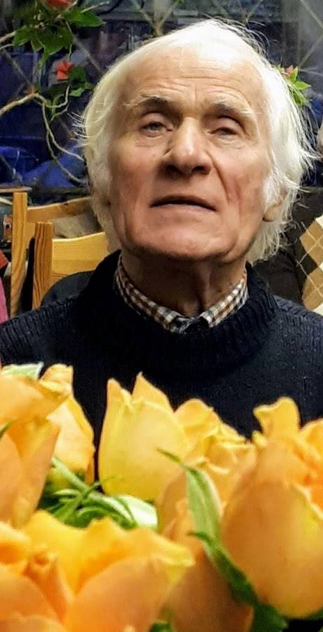 Lietuvoje vienas žinomiausių vitražo meno atstovų Vytautas Švarlys ir gyvendamas Vilniuje nepamiršo gimtinės: atvykdavo į Krekenavą, lankydavo čia palaidotų tėvų kapus, užsukdavo ir į bažnyčią. 