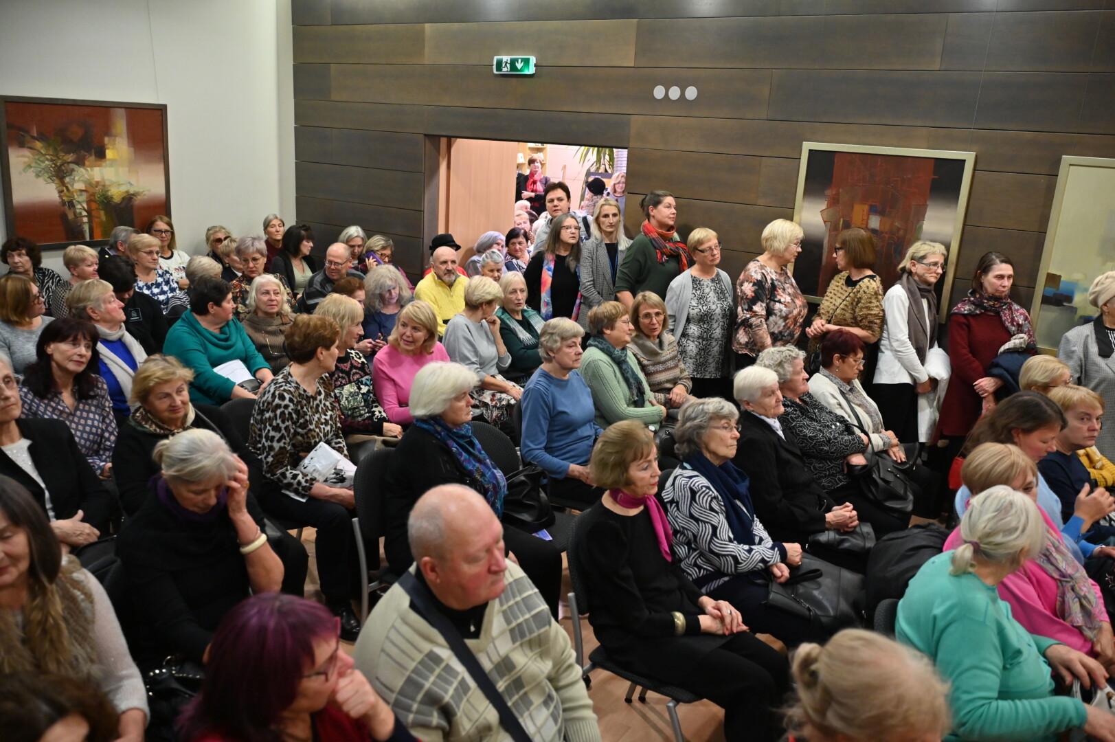 Į bibliotekoje surengtą šiam nepamirštamų personažų kūrėjui, vienam iškiliausių šalies artistų, charizmatiškam žmogui Algirdui Paulavičiui skirtą atminimo vakarą „Nešdavo save į šventę ir pats buvo šventė“ susirinkę jo kūrybos gerbėjai sunkiai tilpo salėje. G. KARTANO nuotr.