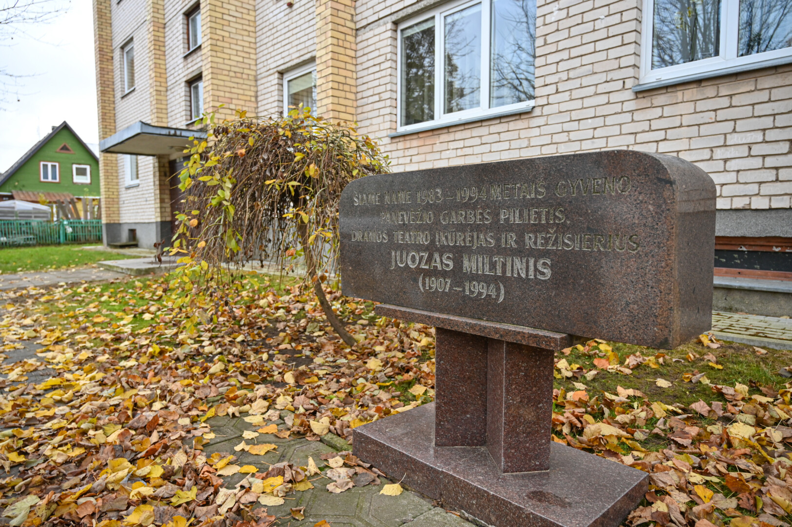 Šiais laikais Algirdo gatvės karūna, jos svarbiausias objektas ir pasididžiavimas – memorialinis režisieriaus Juozo Miltinio butas. P. ŽIDONIO nuotr.