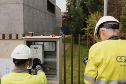 „Energijos skirstymo operatorius“ (ESO) Valstybės kontrolės prašo paneigti ir patikslinti informaciją dėl 2018–2021 metais susidariusios gyventojų permokos už elektros skirstymo paslaugas.