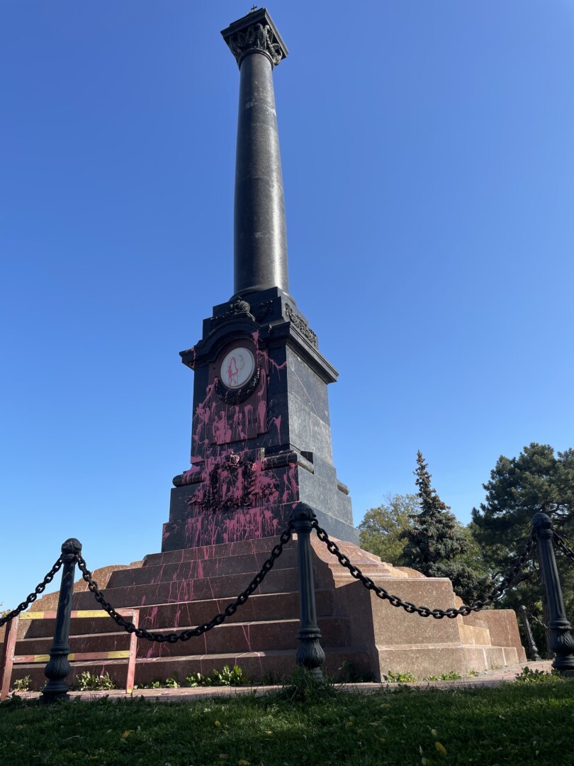 Kažkas dažais apliejo carui Aleksandrui II skirtą paminklą. E. BUTRIMO nuotr.