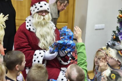 Gruodis – metas, kai mažuosius ugdymo įstaigose lanko Kalėdų Senelis. Visgi sena tradicija pamažu keičiasi.