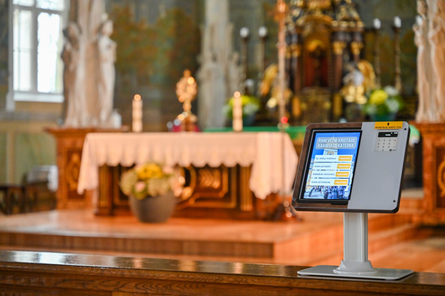 Nors bažnyčiose mišios kol kas sunkiai įsivaizduojamos be lėkštelės ar krepšelio, į kuriuos tikintieji meta aukas, toks jų rinkimas ateityje gali būti pamirštas.