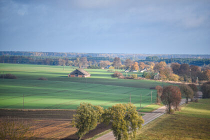 Kol verda aistros dėl visuotinio nekilnojamojo turto mokesčio įvedimo, ūkininkai sulaukė didesnių žemės mokesčio sąskaitų.