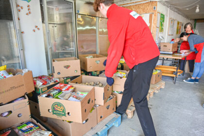 Kone porą dešimtmečių šešis kartus per metus į namus tempdavę maisto paketus, nuo kitų metų nepasiturintieji vietoj jiems parinktų produktų gaus vadinamąją socialinę kortelę.