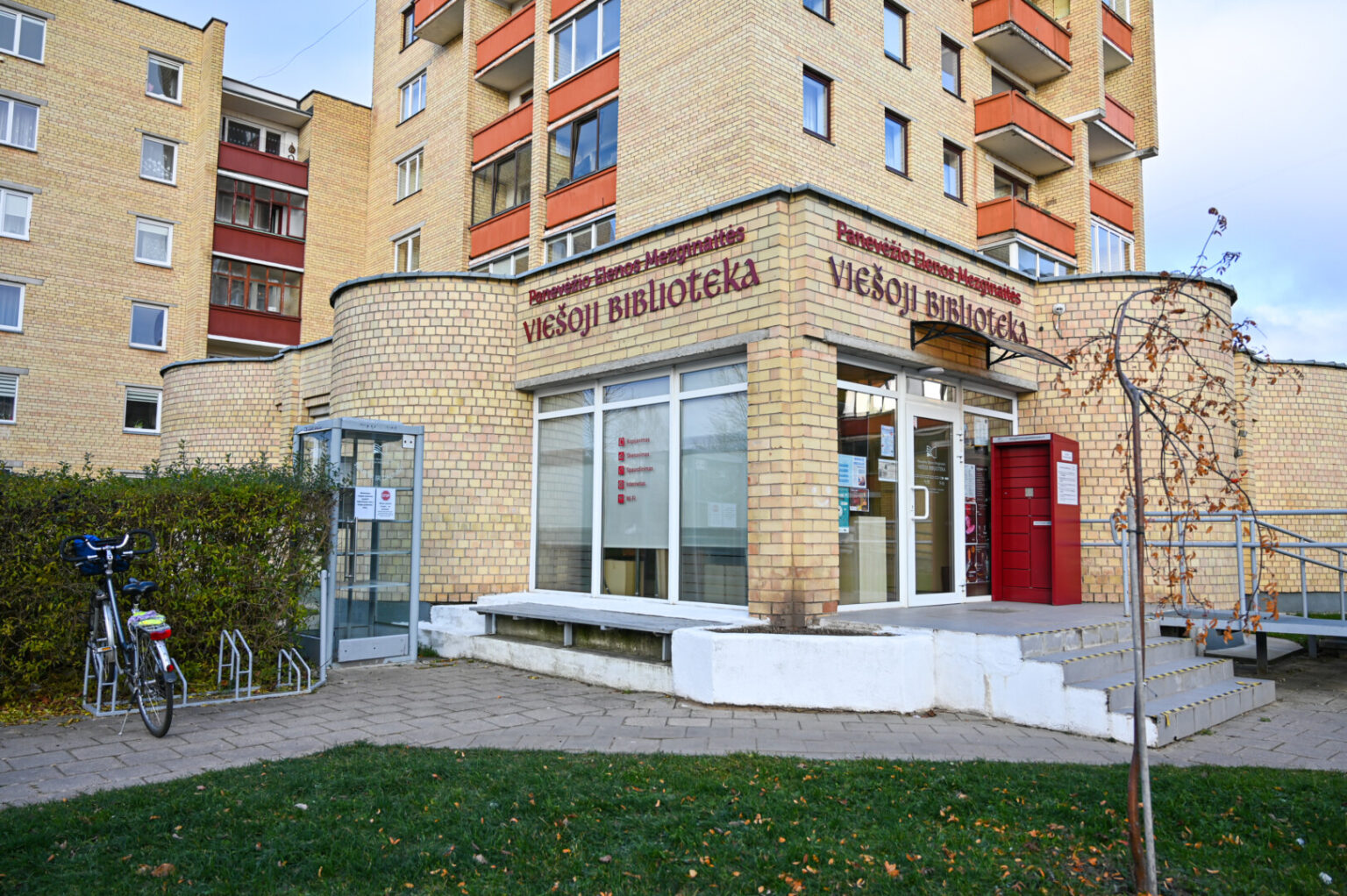 Tarp literatūros mylėtojų sparčiai populiarėjantys knygų mainymo nameliai tapo šešėlinio verslo gysla.