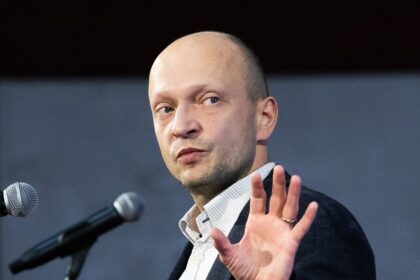 „Swedbank“ vyriausiasis ekonomistas Nerijus Mačiulis tvirtina, kad Europos Centrinis Bankas (ECB) artimiausiu metu bus priverstas „apversti plokštelę“ ir kalbėti ne apie paklausos mažinimą, bet paramą ir skatinimą euro zonos ekonomikai.