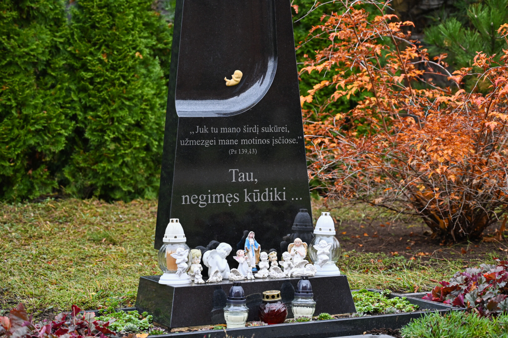 Panevėžyje stovi tik simbolinis paminklas negimusiems kūdikiams, bet jiems skirtos kapavietės nėra. P. ŽIDONIO nuotr.