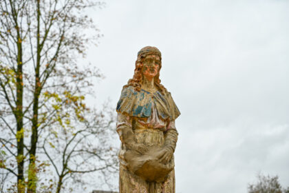 Prieš Vėlines Panevėžio Šv. apaštalų Petro ir Povilo parapijos senosiose kapinėse apsilankiusi garsaus skulptoriaus Vincento Jakševičiaus provaikaitė apstulbo.