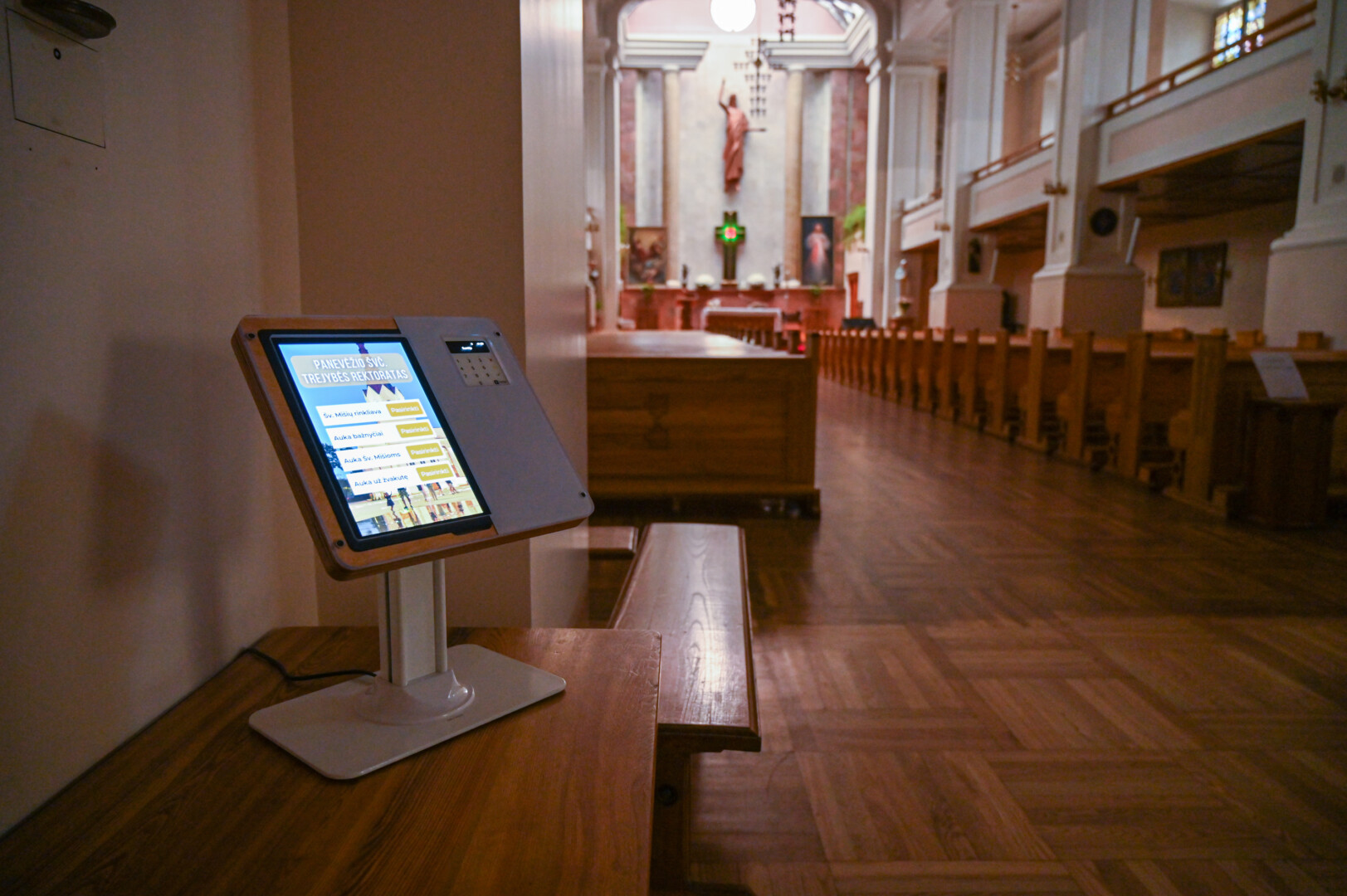 Paaukoti kortele galima ir Švč. Trejybės bažnyčioje. P. Židonio nuotr.