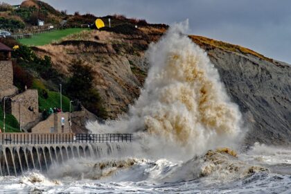 Po to, kai Prancūzijoje siautė vieną gyvybę nusinešę vėjo gūsiai, kurių greitis siekė 200 kilometrų per valandą, audra „Ciaran“ ketvirtadienį pasuko į šiaurę link Didžiosios Britanijos, kurios gyventojai perspėjami dėl galimo potvynio, elektros tiekimo ir kelionių sutrikimų.