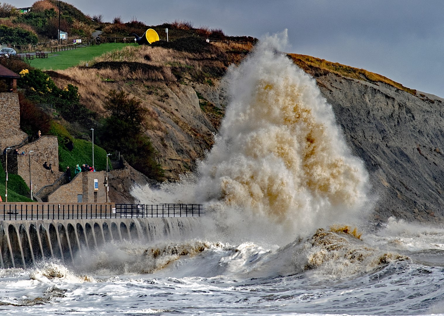 Po to, kai Prancūzijoje siautė vieną gyvybę nusinešę vėjo gūsiai, kurių greitis siekė 200 kilometrų per valandą, audra „Ciaran“ ketvirtadienį pasuko į šiaurę link Didžiosios Britanijos, kurios gyventojai perspėjami dėl galimo potvynio, elektros tiekimo ir kelionių sutrikimų.