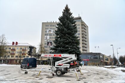 Miesto širdyje, Laisvės aikštėje pradėta į šventinį rūbą vilkti miesto kalėdinė eglė.