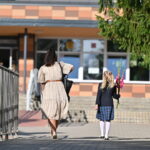 Pradinukės mamos skundo sulaukusi Lygių galimybių kontrolieriaus tarnyba nusprendė, kad mergaitės turi tokią pat teisę į mokyklą eiti su kelnėmis kaip ir berniukai.